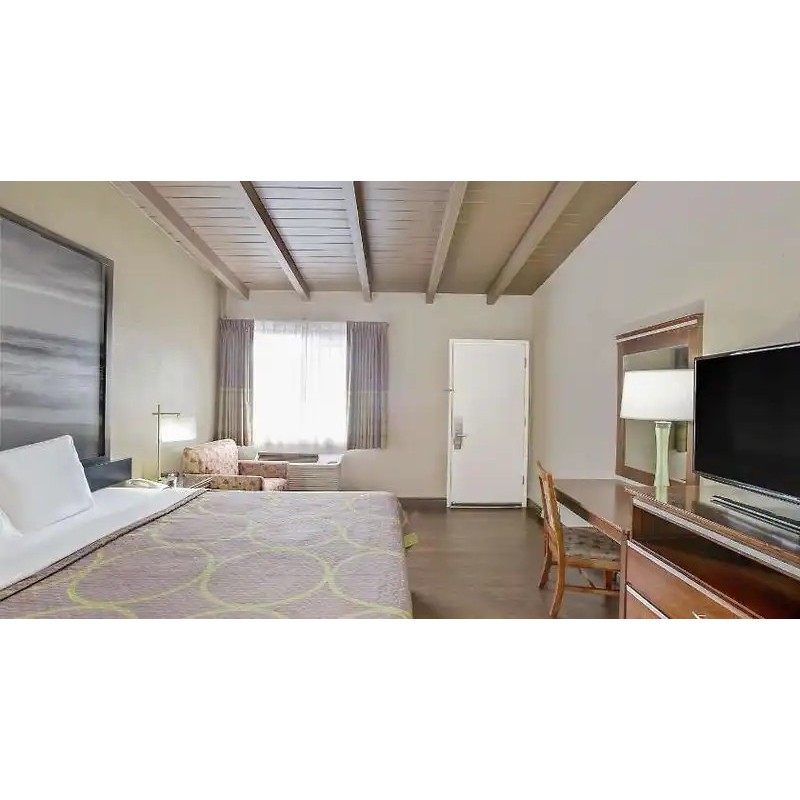 Super 8 by Wyndham Los Angeles-Culver City Area
