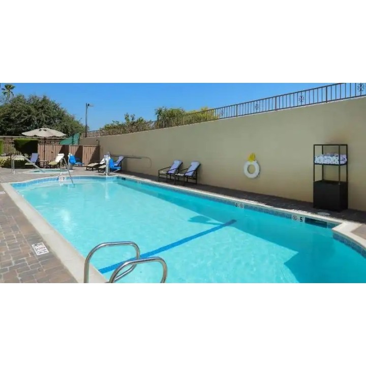 Holiday Inn Express & Suites Pasadena-Colorado Blvd.