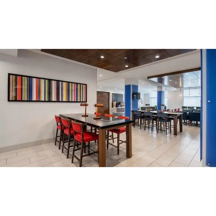 Holiday Inn Express & Suites Kelowna - East