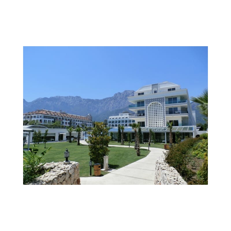 Karmir Resort & Spa