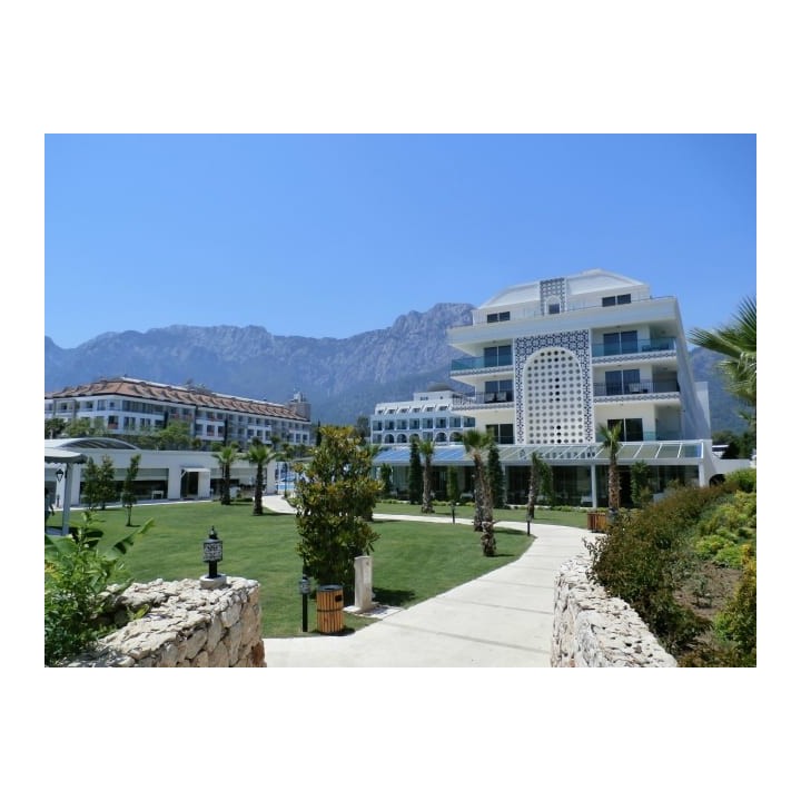 Karmir Resort & Spa