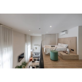 Hotel Room Mate Laura