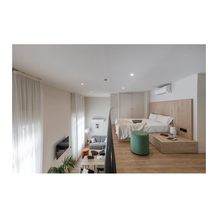 Hotel Room Mate Laura