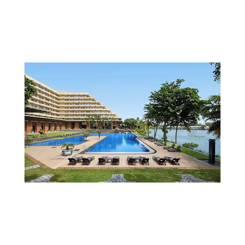 Cinnamon Lakeside Hotel