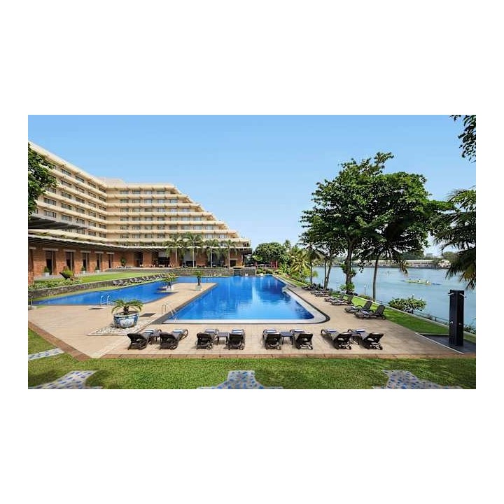 Cinnamon Lakeside Hotel