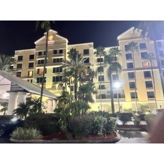 Hotel Comfort Suites Maingate East