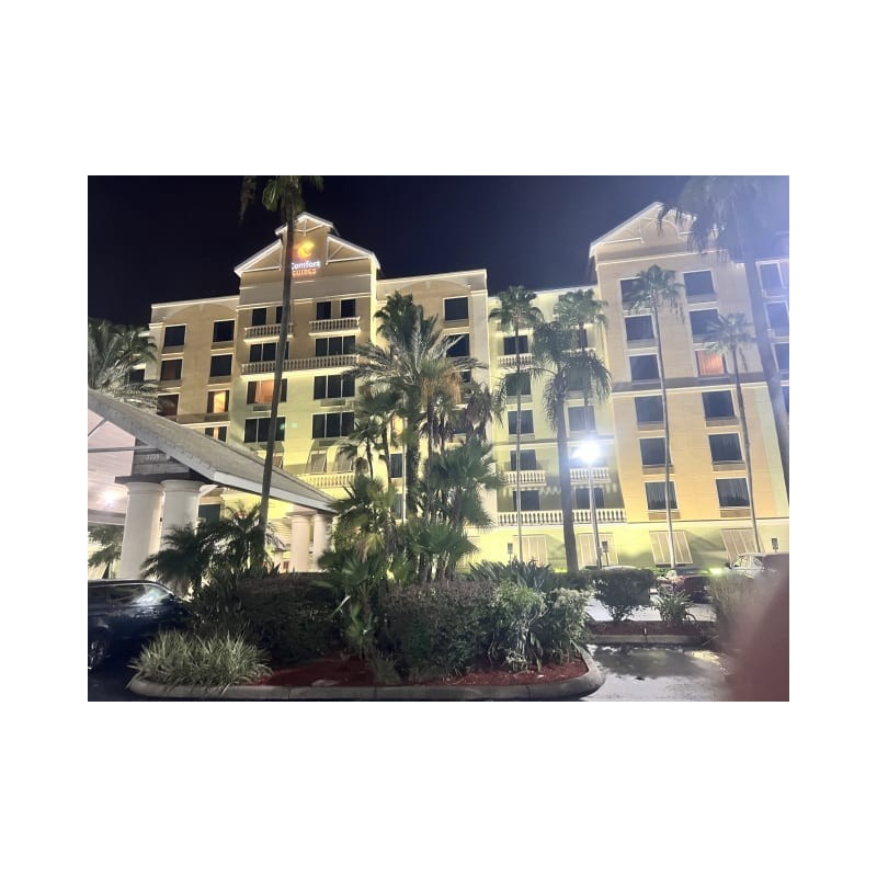 Hotel Comfort Suites Maingate East