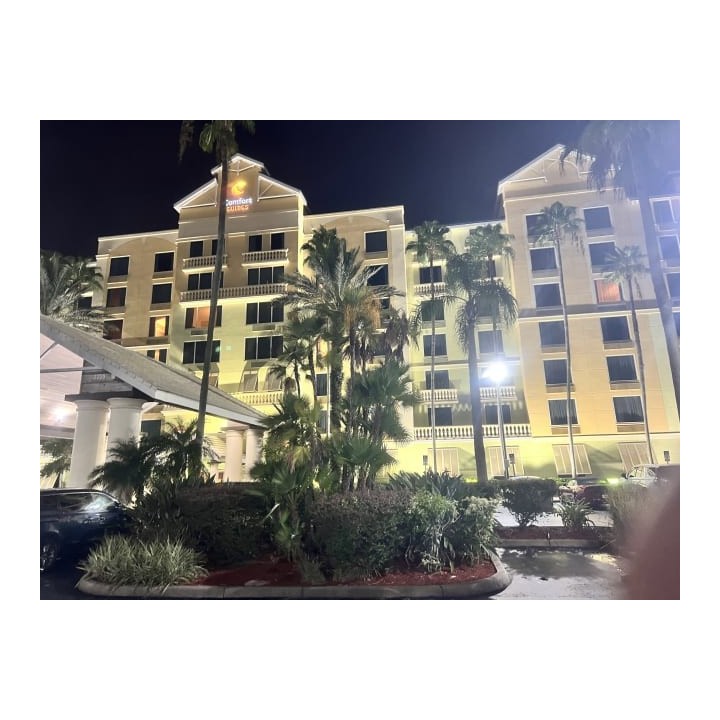 Hotel Comfort Suites Maingate East