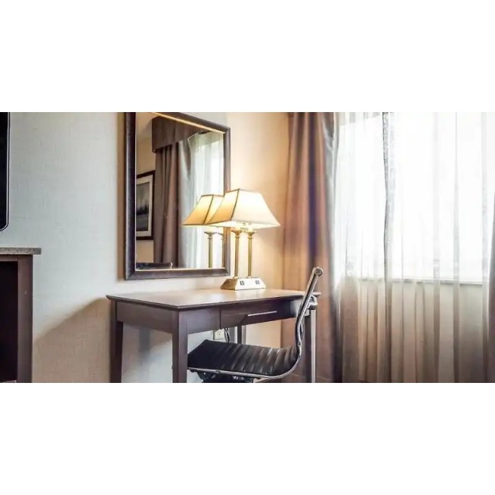 Monte Carlo Inn Airport Suites