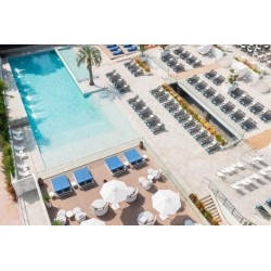 L’Azure Hotel