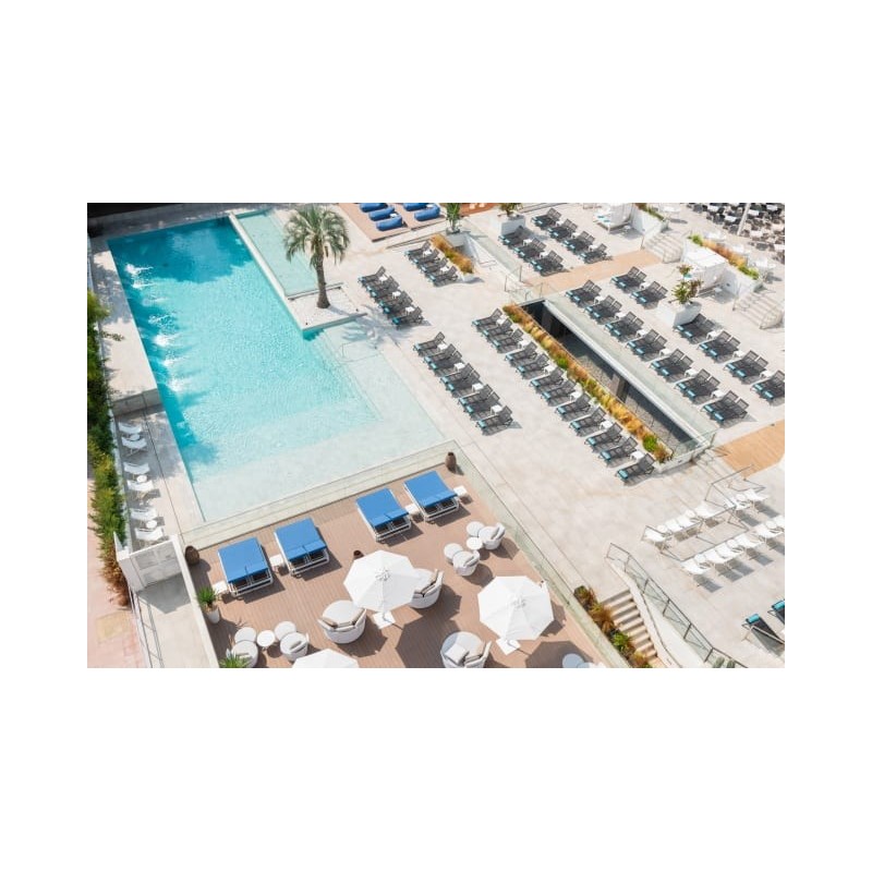 L’Azure Hotel