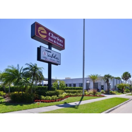 Clarion Inn & Suites Across From Universal Orlando Resort Hotel