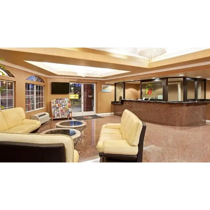 Super 8 by Wyndham Los Angeles Downtown