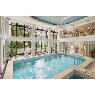 Queen's Court Hotel & Residence