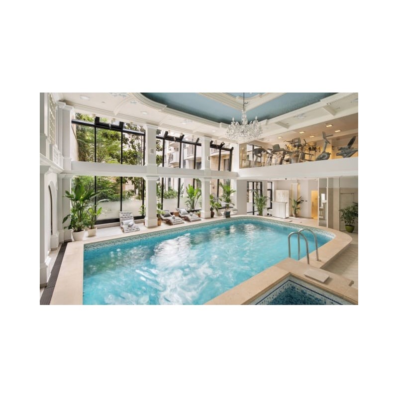 Queen's Court Hotel & Residence