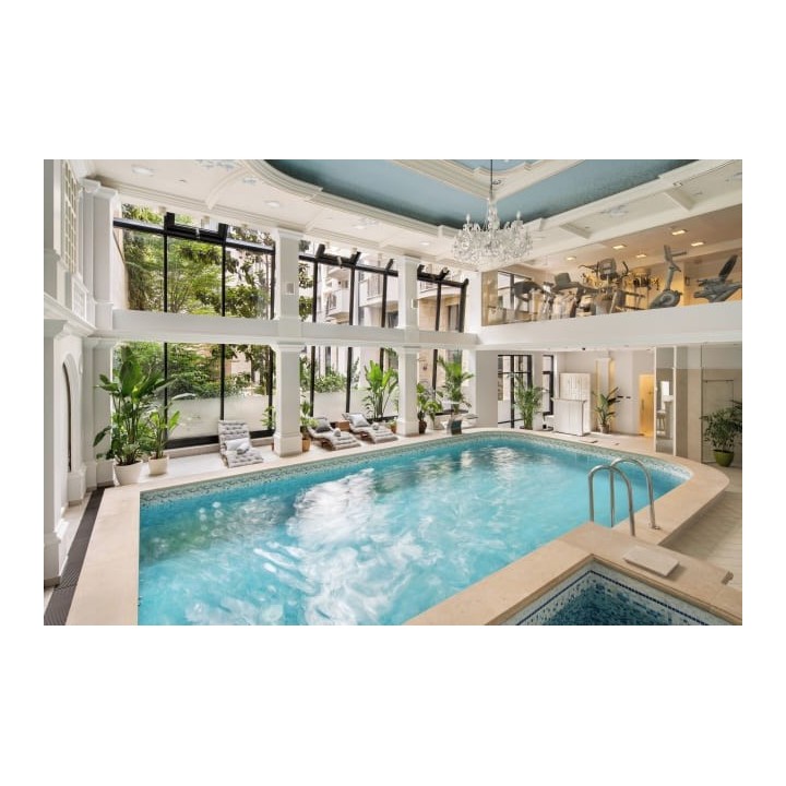 Queen's Court Hotel & Residence